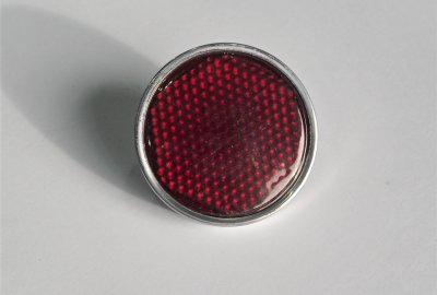 Odblask czerwony ze śrubką i aluminiową rameczką, 54mm, plastik, Jawa