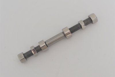 Ośka przedniego koła z nakrętkami, na bęben 135 mm, nierdzewna, polerowana, Jawa 175 Villiers, Special