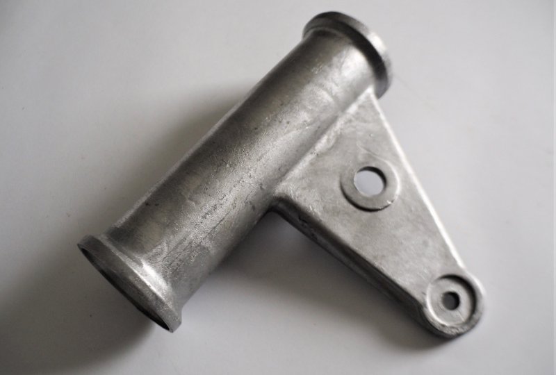 Uchwyt przedniej lampy, prawy, aluminium, CZ-photo1