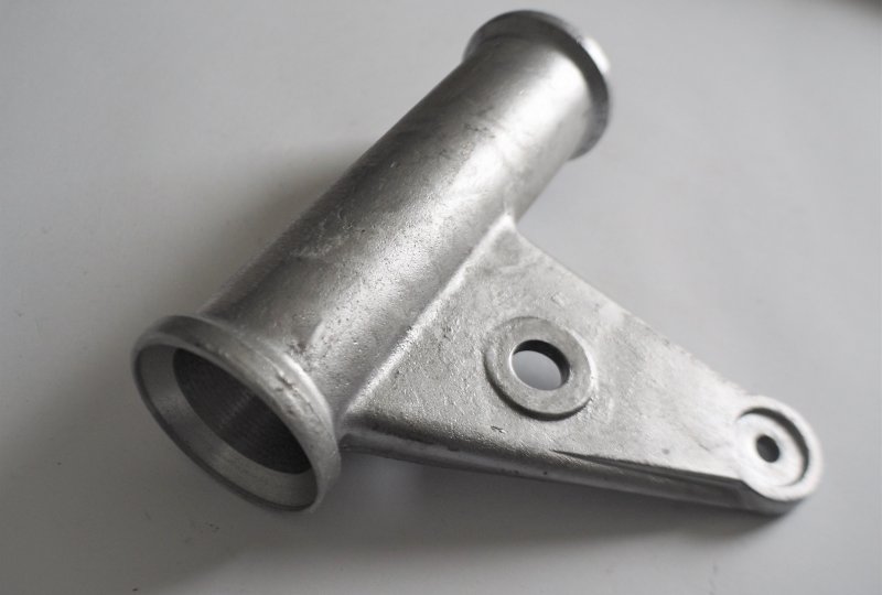 Uchwyt przedniej lampy, lewy, aluminium, CZ-photo2