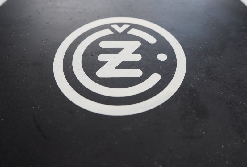 Chlapacz błotnika z białym logo CZ-photo2