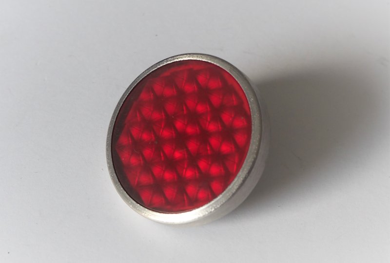 Odblask czerwony, nierdzewna ramka, ze śrubką, 51 mm, plastik, Jawa-photo1