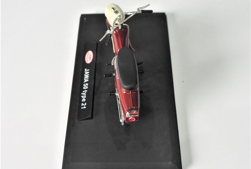 Model motocykla Jawa 50 typ 21 (kolor czerwony ciemny)-photo4