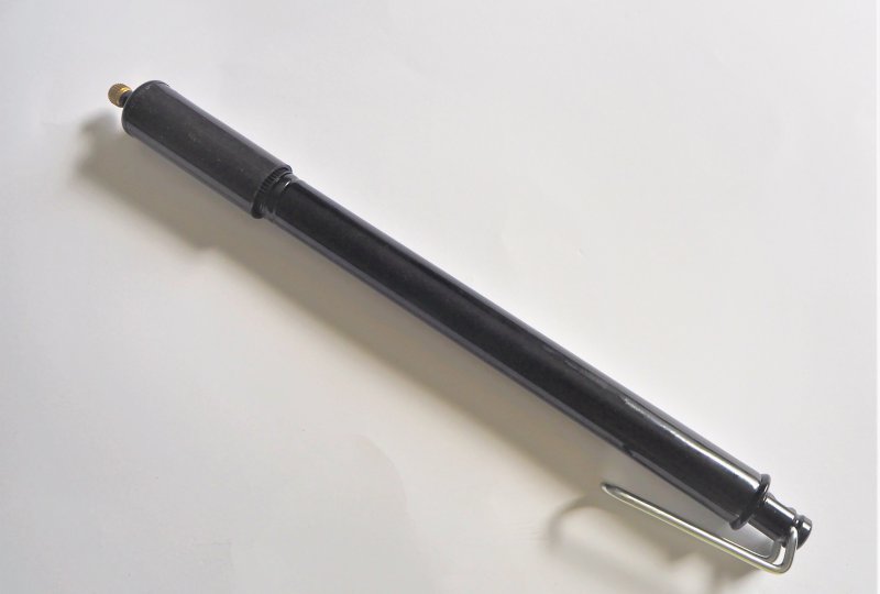 Pompka motocyklowa, czarna, stal/plastik, 35 cm, Jawa, CZ-photo1