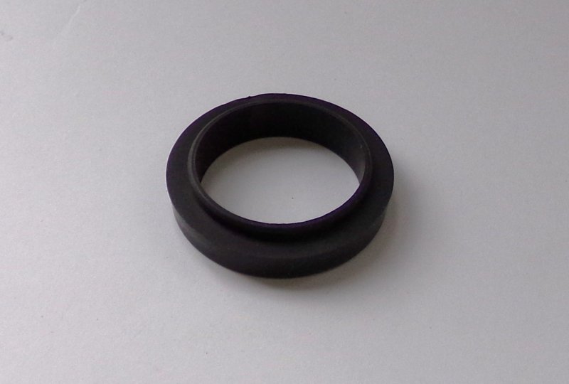 Guma uchwytu przedniej lampy, górna, 46x34x10x7 mm, Jawa 634, Californian-photo1